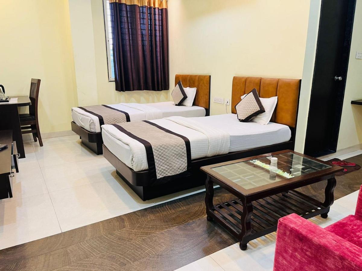 Akolia Jmc Hotel Lavish מראה חיצוני תמונה